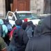Manifestantes derribaron una de las puertas del Palacio Nacional de México en plena conferencia presidencial