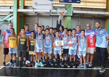 Fundación Los Mina Unidos Por Siempre dona útiles deportivos