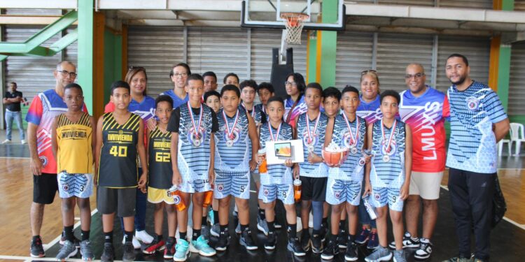 Fundación Los Mina Unidos Por Siempre dona útiles deportivos