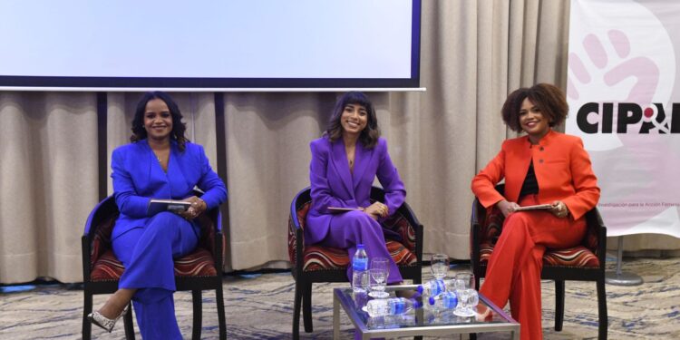 Sólo en 21% casos mujeres son usadas como fuentes; estudio revela enfoques machistas en los medios de comunicación en RD