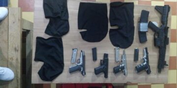 Policía captura en Cotuí a cinco hombres a los que ocupa cuatro pistolas, un fusil y pasamontañas