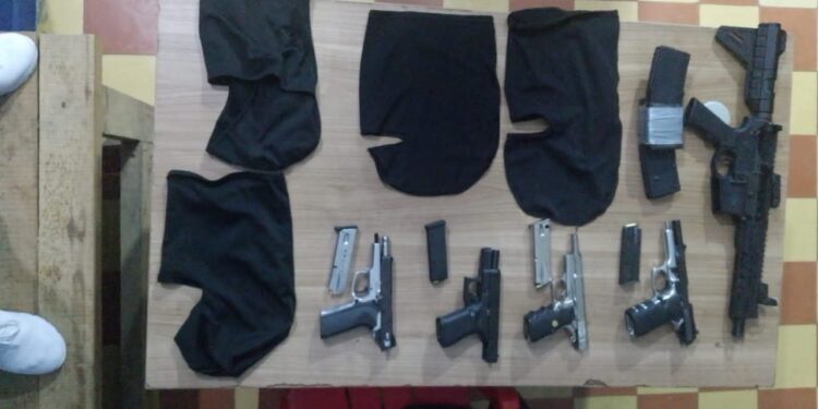 Policía captura en Cotuí a cinco hombres a los que ocupa cuatro pistolas, un fusil y pasamontañas