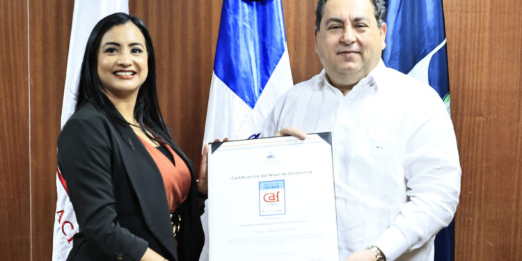 Servicio Nacional de Salud recibe Sello CAF+300, reconocimiento a la excelencia en la gestión pública