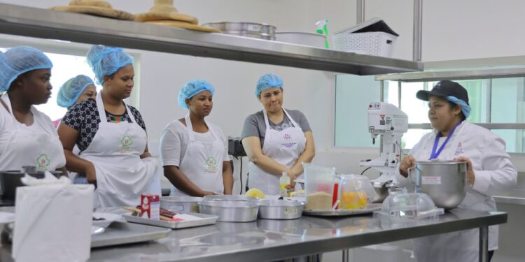 “Mujeres SUPEREmprendedoras” de Supérate ya ha graduado a 964 mujeres; el proyecto integró a 1,500