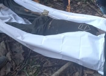 Hallan cadáver de hombre flotando en un lago