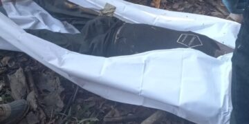 Hallan cadáver de hombre flotando en un lago