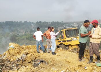 Equipo de Medio Ambiente y bomberos controlan incendio registrado el domingo en el vertedero Duquesa