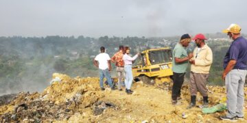 Equipo de Medio Ambiente y bomberos controlan incendio registrado el domingo en el vertedero Duquesa