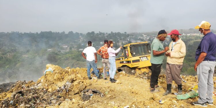 Equipo de Medio Ambiente y bomberos controlan incendio registrado el domingo en el vertedero Duquesa