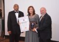 Adelys Olivares recibe reconocimientos por aporte social a dominicanos del exterior
