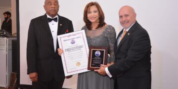 Adelys Olivares recibe reconocimientos por aporte social a dominicanos del exterior