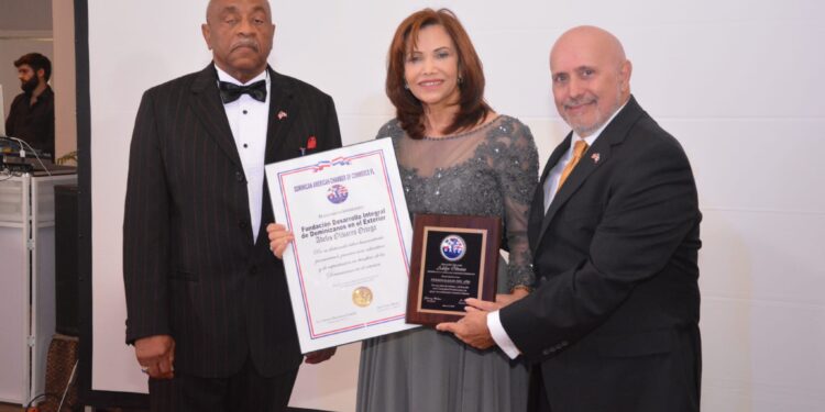 Adelys Olivares recibe reconocimientos por aporte social a dominicanos del exterior