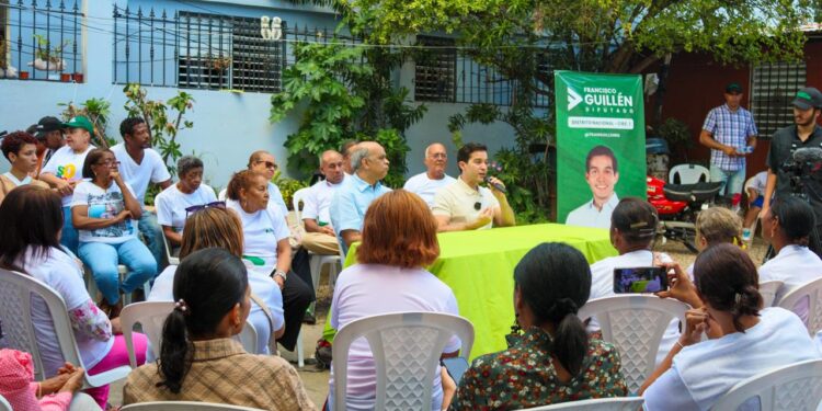 Francisco Guillén continúa con "Conversatorios Comunitarios" para escuchar inquietudes de capitaleños