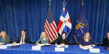 Departamento de Trabajo de EEUU y Embajada de RD promoverán derechos laborales de trabajadores dominicanos en esa nación