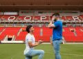 Futbolista australiano le propone matrimonio a su novio en campo de juego