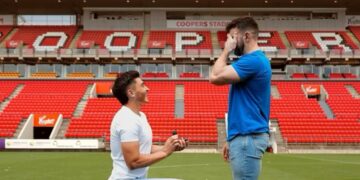 Futbolista australiano le propone matrimonio a su novio en campo de juego