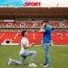 Futbolista australiano le propone matrimonio a su novio en campo de juego