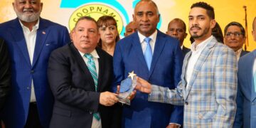 COOPNAMA reconoce aportes al sector cooperativo del profesor Julito Fulcar