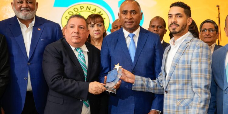 COOPNAMA reconoce aportes al sector cooperativo del profesor Julito Fulcar