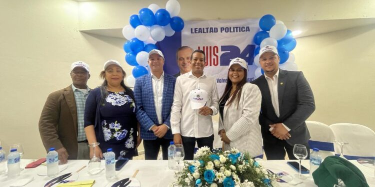 Dirigentes de Fuerza del Pueblo y PLD pasan al PRM durante un acto organizado por Lealtad Política