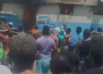 Al menos un muerto y seis heridos en incendio en la cárcel La Victoria