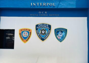 PN extradita a hombre y mujer hacia Francia acusados de múltiples delitos, incluyendo explotación sexual