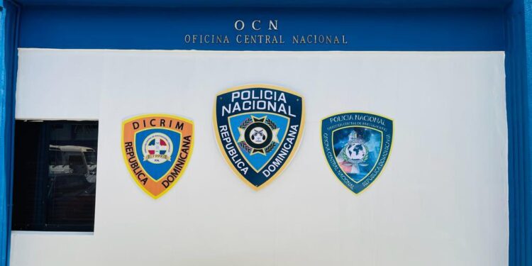 PN extradita a hombre y mujer hacia Francia acusados de múltiples delitos, incluyendo explotación sexual