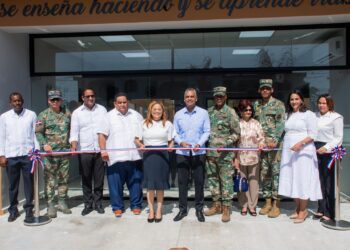 Gobierno inaugura nueva escuela vocacional de FFAA y PN en Azua