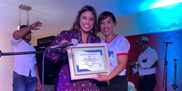 Asociación de Peñoneros Unidos reconoce trayectoria de directora de prensa de Telecentro