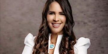 Reconocen a embajadora Angie Martínez con el "Premio Mujer Líder"