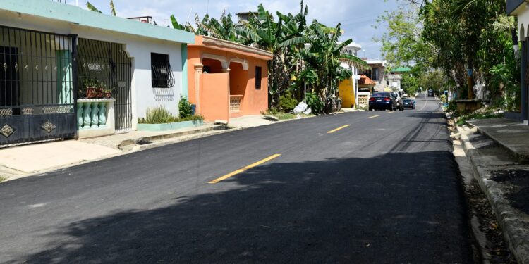 MOPC asfalta calles de 5 sectores de San Isidro SDE