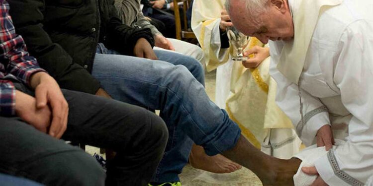 Papa Francisco lava los pies de 12 mujeres en prisión por Jueves Santo en Roma