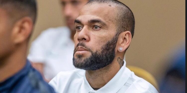 Exfutbolista Dani Alves celebra por todo lo alto tras salir bajo fianza de prisión
