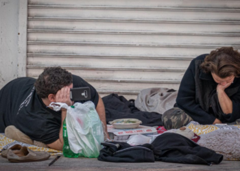 Florida prohíbe a personas sin hogar dormir en las calles