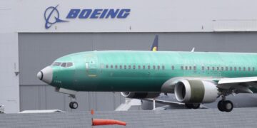 Muere exempleado de Boeing que acusó a la empresa de graves fallas de seguridad