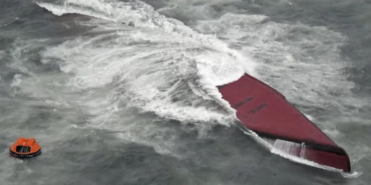 Naufragio de buque cisterna surcoreano en Japón deja ocho muertos y dos desaparecidos