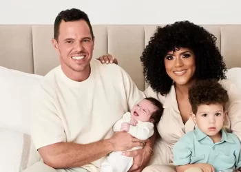 Francisca muestra su segundo hijo, Franco Raffaele