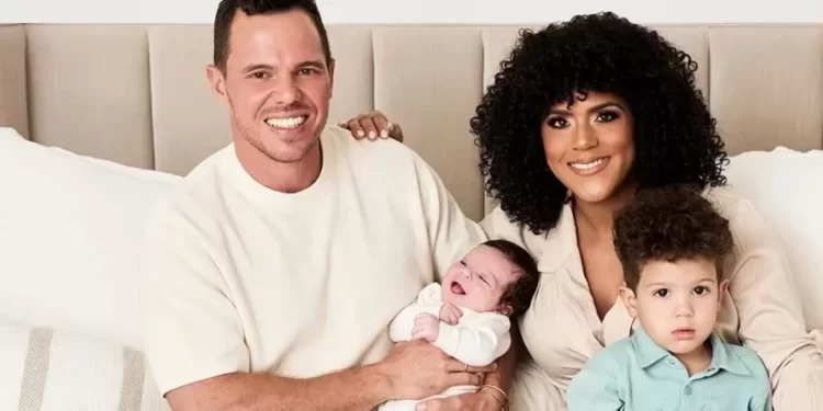 Francisca muestra su segundo hijo, Franco Raffaele