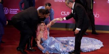Karen Yapoort sufre caída en alfombra de Premios Soberano