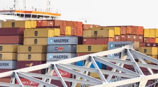 Un helicóptero y barcas de la guardia costera buscan a los desaparecidos en Baltimore