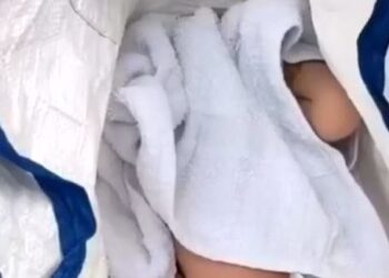 Hallan bebé abandonado en una bolsa cerca de un basurero