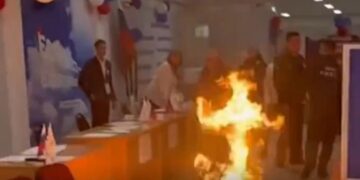 Entre sabotaje con tinta en urnas, incendios y tiroteos, así se vive el ambiente en comicios de Rusia