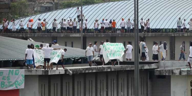 Un muerto y cuatro heridos tras un motín en una cárcel de Ecuador