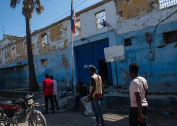 Unos 3600 pesos huyeron de cárcel de Puerto Príncipe tras el ataque de bandas armadas