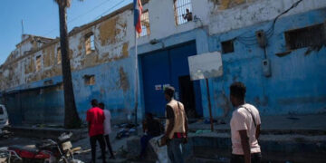 Unos 3600 pesos huyeron de cárcel de Puerto Príncipe tras el ataque de bandas armadas