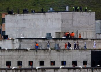 Ascienden a tres las víctimas mortales tras motín en cárcel de Ecuador