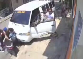 Delincuentes asaltan hombre con niño a bordo de una pasola