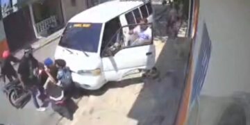 Delincuentes asaltan hombre con niño a bordo de una pasola