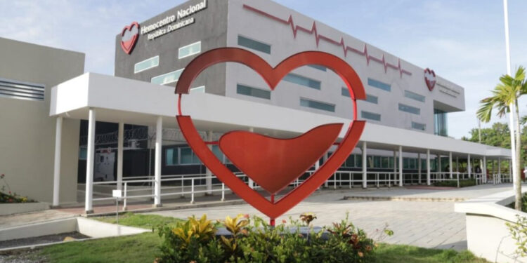 Hemocentro Nacional entrega sangre para lesionados en incendio en carnaval de Salcedo