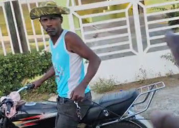 Captan hombre arrastrando perro con su moto en Hato Mayor